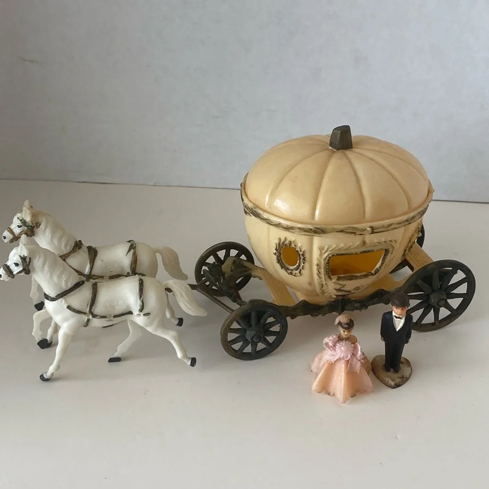Vintage Wilton Cinderella Carriage Wedding Cake Topper with Bride and Groom